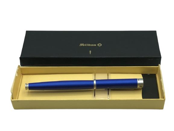 PELIKAN MATTE BLUE FOUNTAIN PEN IN BOX (1 of 6)