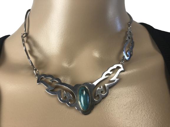 VTG STERLING & TURQUOISE NAVAJO-STYLE CHOKER 8": VTG STERLING & TURQUOISE NAVAJO-STYLE CHOKER 8" - 36.4 GRAMS - PRETTY SCROLLED SILVER WITH OVAL TURQUOISE CENTER STONE - SAFETY CLOSURE - VERY GOOD VINTAGE CONDITION
