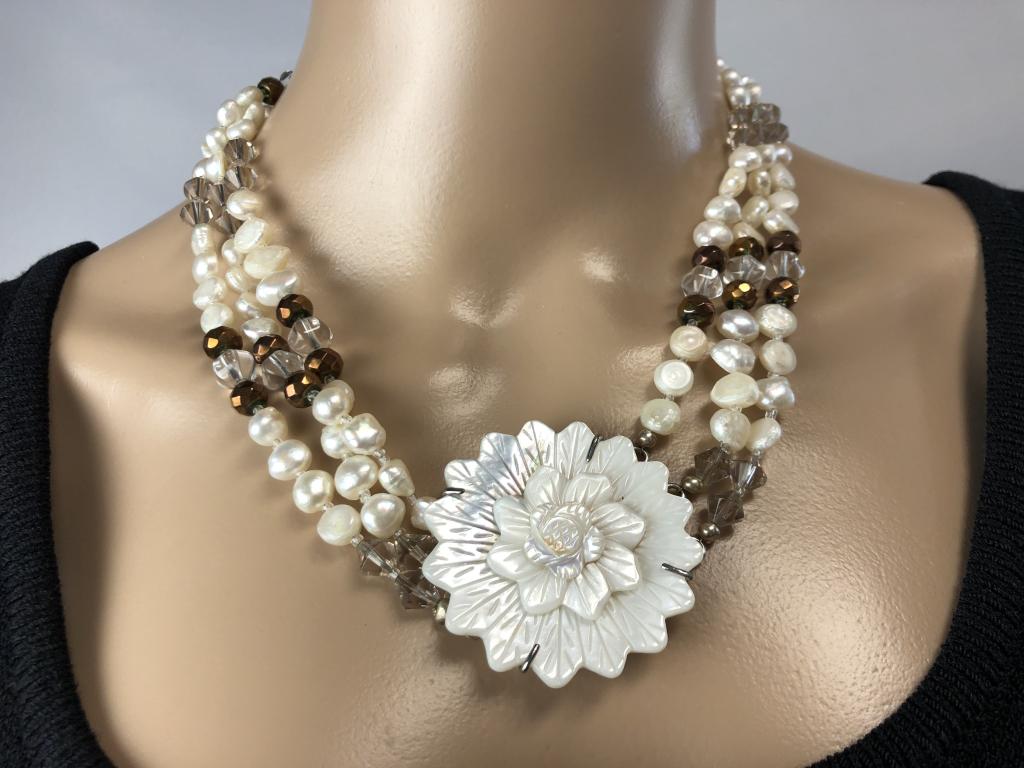 VTG BEADED CHOKER W/MOTHER OF PEARL FLOWER 10": VTG BEADED CHOKER W/MOTHER OF PEARL FLOWER 10" - PEARL, CLEAR & BRONZE BEADS SUSPEND A MOTHER PEARL FLOWER - SAFETY CLASP SECURES THE NECKLACE - VERY GOOD CONDITION