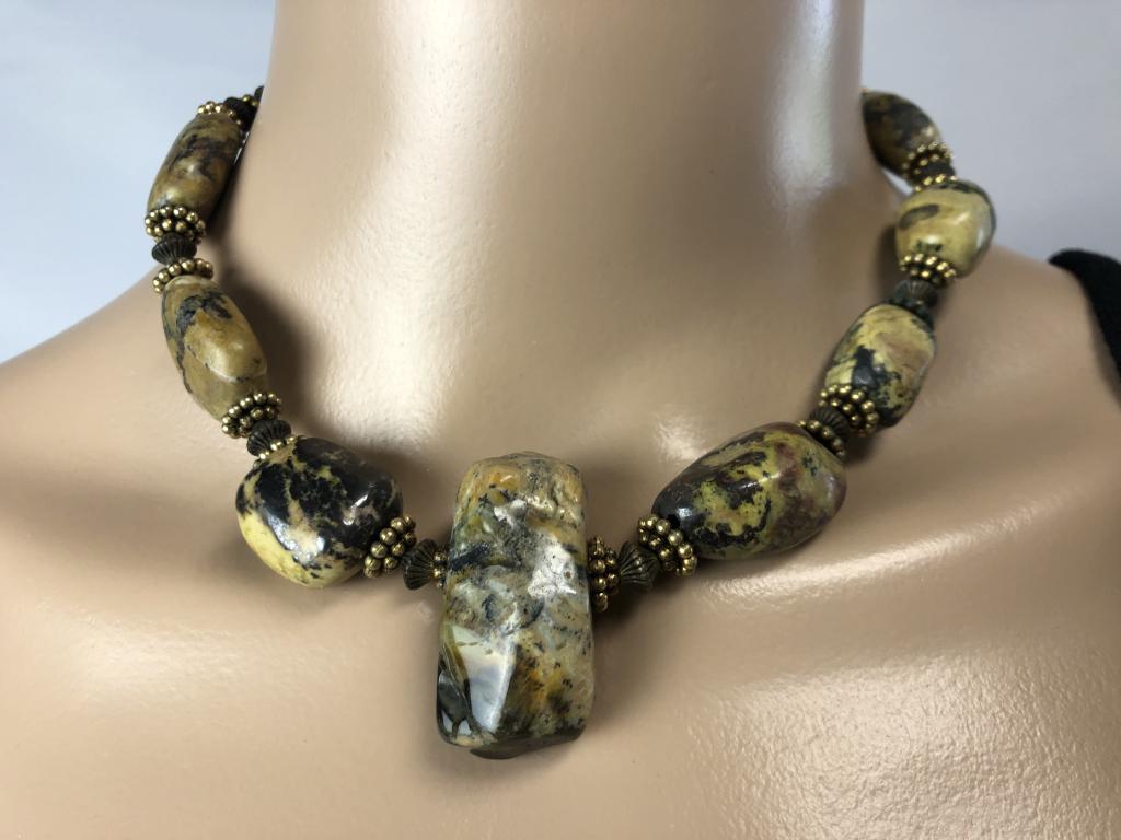 VTG CHUNKY CHOKER W/BROWN MARBLED STONES 8": VTG CHUNKY CHOKER W/BROWN MARBLED STONES 8" - GOLD BEAD STATIONS AND GOLD CLOSURE - LARGE CENTER STONE - VERY GOOD VINTAGE CONDITION