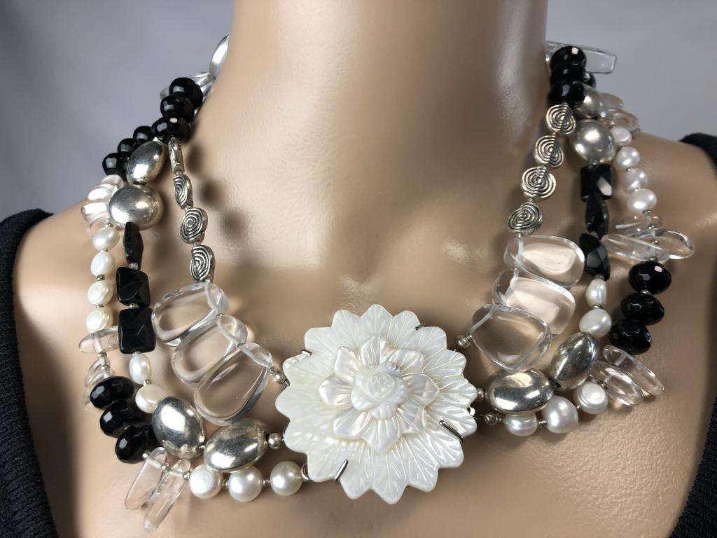 VTG BEADED NECKLACE W/MOTHER OF PEARL FLOWER 11" (1 of 4)
