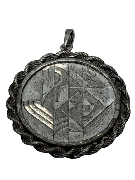 VTG NEW SHEQUEL SILVER COIN NECKLACE PENDANT 1.5": VTG 1986 NEW SHEQUEL SHEKEL SILVER COIN NECKLACE PENDANT HEBREW ISRAELI COIN CURRENCY COLLECTIBLE JEWELRY -1.5" DIAMETER-GOOD VINTAGE CONDITION, SOME TARNISHING, NEEDS CLEANING-DP2921