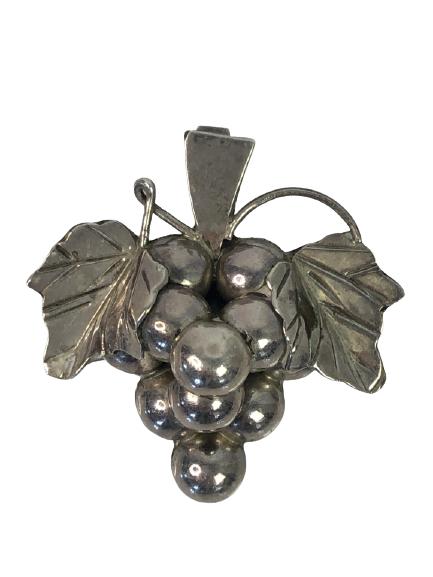 VTG STERLING SILVER GRAPES BROOCH 1.5" (1 of 3)
