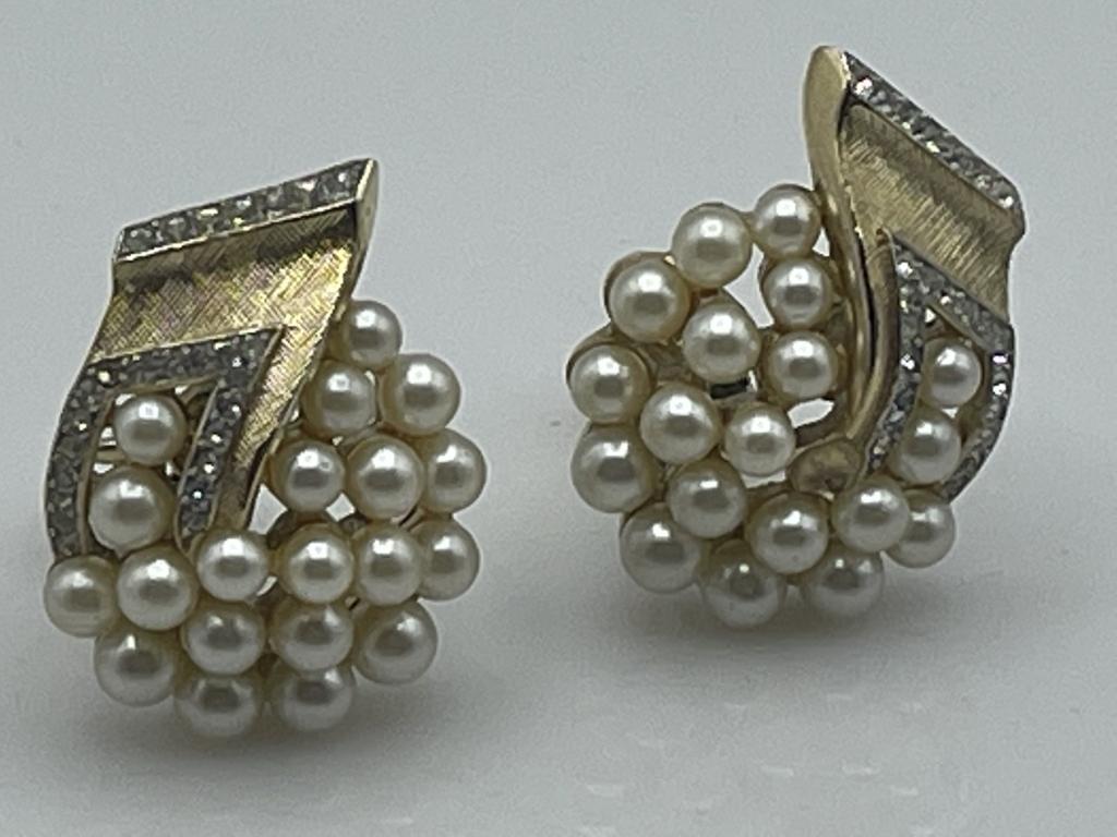 VINTAGE TRIFARI PEARL/GOLD CLIP ON EARRINGS: VINTAGE TRIFARI PEARL/GOLD CLIP ON EARRINGS -Very Good Condition