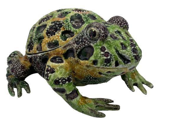 JAY STRONGWATER STYLE ENAMELED FROG TRINKET BOX 4": VINTAGE JAY STRONGWATER STYLE ENAMELED FROG TOAD TRINKET BOX JEWEL BOX COLLECTIBLE KEEPSAKE WITH REMOVABLE BACK OPENING WITH MAGNETIC HOLDS COLLECTOR HOME DECOR SHOWCASE PIECES -1.5" X 4" APPROX -VERY