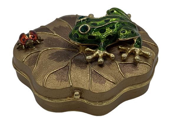 J. STRONGWATER STYLE LILY PAD FROG TRINKET BOX 3": VINTAGE JAY STRONGWATER STYLE FROG (TOAD) AND LADYBUG INSECT ON A LILY PAD TRINKET BOX JEWEL BOXES COLLECTIBLE KEEPSAKE COLLECTOR HOME DECOR SHOWCASE PIECES 3" APPROX -VERY GOOD CONDITION-DP22221
