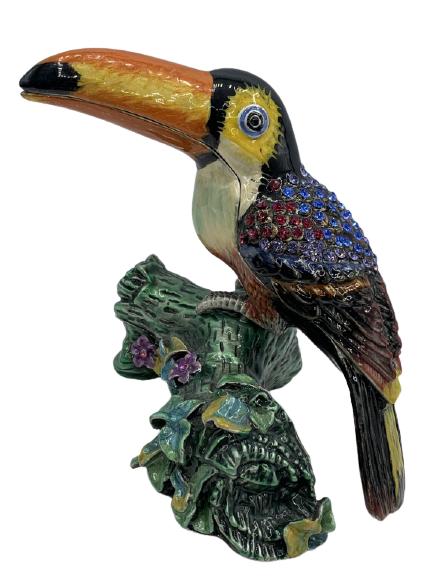 J. STRONGWATER STYLE TOUCAN BIRD TRINKET BOX 4": VINTAGE JAY STRONGWATER STYLE TOUCAN TROPICAL BIRD TRINKET BOX JEWEL BOXES COLLECTIBLE KEEPSAKE COLLECTOR HOME DECOR SHOWCASE PIECES -4" X 4" APPROX -VERY GOOD CONDITION-DP22221