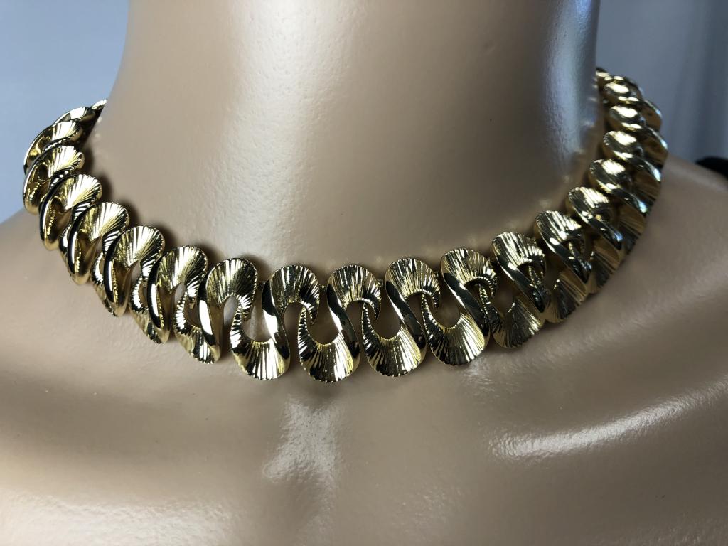 VINTAGE LISNER GOLD FANCY LINK CHOKER 24": VINTAGE LISNER GOLD FANCY LINK CHOKER 24" - DROP IS 12" - SCULPTED GOLD "S" LINKS- ADJUSTIBLE HOOK CLOSURE- VERY GOOD VINTAGE CONDITION