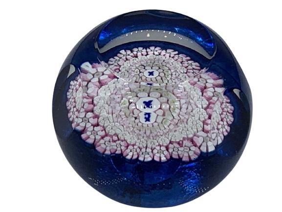 VTG BACCARAT ART GLASS PAPERWEIGHT SCULPTURE 2": VTG BACCARAT ART GLASS COBALT BLUE AND WHITE MILLEFIORI STYLE PAPERWEIGHT SCULPTURE COLLECTIBLE GLASS COLLECTOR SHOWCASE PIECES MURANO STYLE CRYSTAL STYLE HOME DECOR HOME STAGING-NOT SIGNED -1.5" X 2"