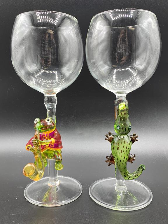MURANO STYLE FROG & CROCODILE WINE GLASSES 8.5": MURANO STYLE BLOWN GLASS WELL DRESSED FROG PLAYING THE SAXAPHONE & ALLIGATOR/ CROCODILE WINE GLASSES BARWARE GOBLETS COCKTAIL PARTY DECOR COCKTAIL BAR CULTURE COLLECTIBLE COLLECTOR -8.5" X 3" APPROX-V