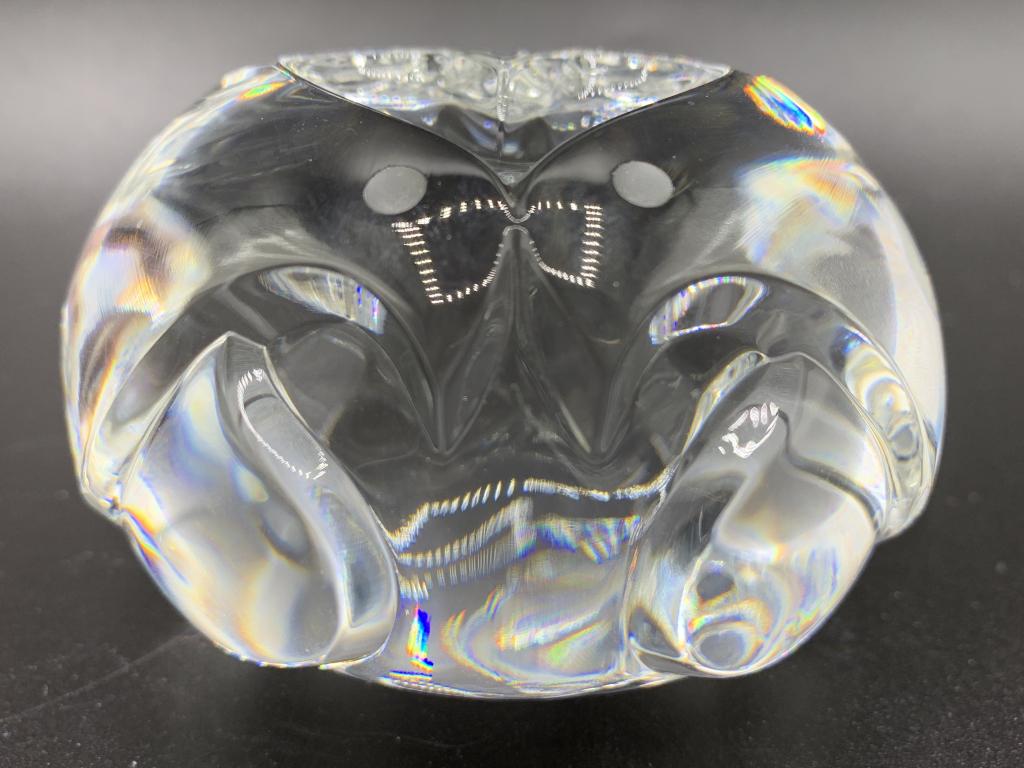 STEUBEN CRYSTAL ART GLASS CRAB SCULPTURE 3": VINTAGE STEUBEN CRYSTAL ART GLASS MINIMALIST CRAB SCULPTURE PAPERWEIGHT HOME OFFICE LIBRARY STUDY HOME DECOR COLLECTIBLE GLASS COLLECTOR-SIGNED ON BOTTOM -3" DIAMETER APPROX-VERY GOOD CONDITION-DP2232