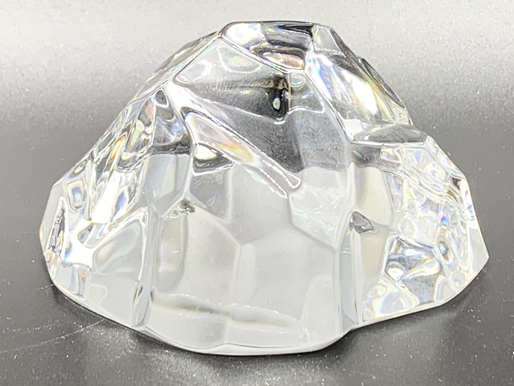 VTG VAL ST. LAMBERT ART GLASS ICEBERG SCULPTURE 3": VTG VAL ST. LAMBERT ART GLASS ICEBERG / MOUNTAIN ABSTRACT SCULPTURE PAPERWEIGHT HOME OFFICE LIBRARY STUDY HOME DECOR COLLECTIBLE GLASS COLLECTOR -SIGNED ON BOTTOM-3" X 3" APPROX-VERY GOOD CONDITION-DP