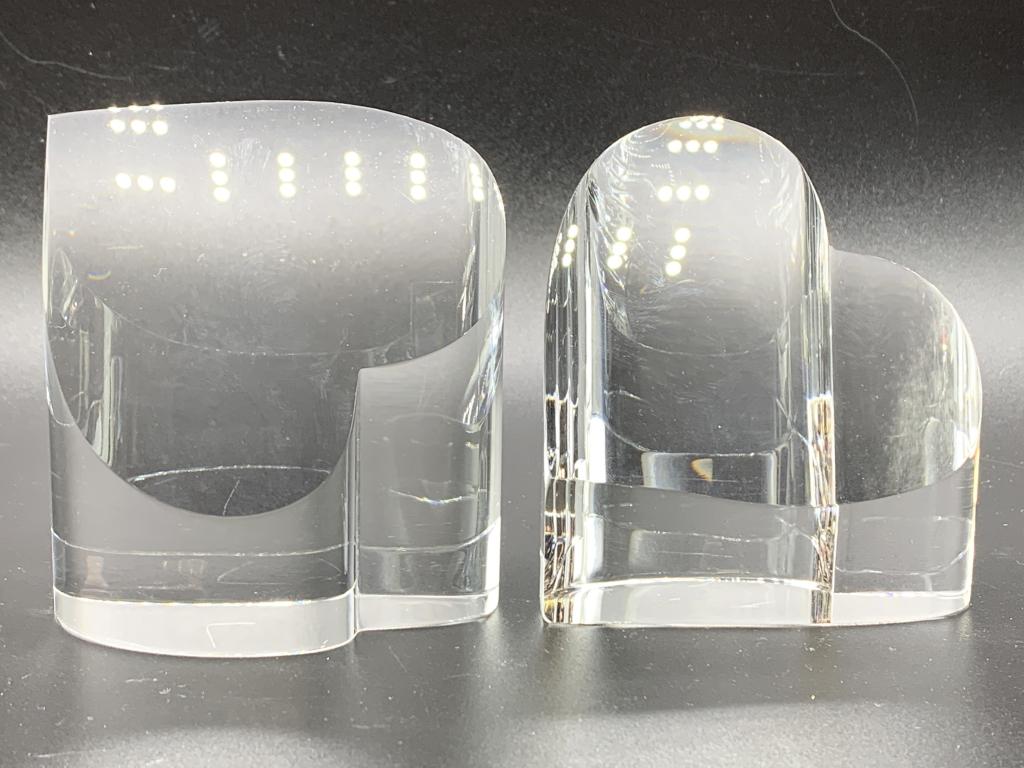 STEUBEN MODERNIST CRYSTAL GLASS ART HEARTS 3.5": PAIR OF STEUBEN MODERNIST MINIMALIST CRYSTAL ART GLASS HEARTS PAPERWEIGHT HOME OFFICE LIBRARY STUDY HOME DECOR COLLECTIBLE GLASS COLLECTOR SHOWCASE PIECE TABLE CENTERPIECE LOVE -3.5" X 3.5" EAC H APPR