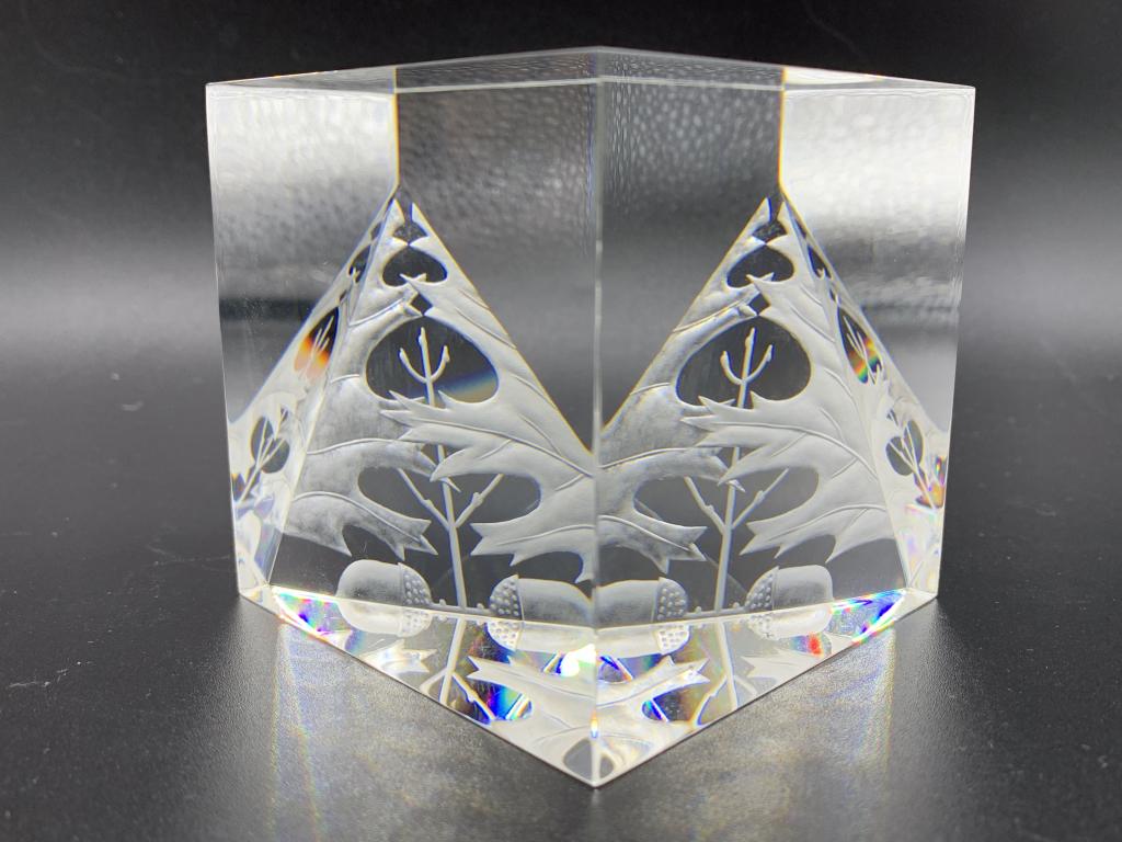 STEUBEN MODERNIST CRYSTAL GLASS ART LEAVES CUBE: STEUBEN MODERNIST MINIMALIST CRYSTAL ART GLASS FALL FOLIAGE MAPLE LEAVES CUBE PAPERWEIGHT HOME OFFICE LIBRARY STUDY HOME DECOR COLLECTIBLE GLASS COLLECTOR SHOWCASE PIECE TABLE CENTERPIECE -3" X 3" X 3