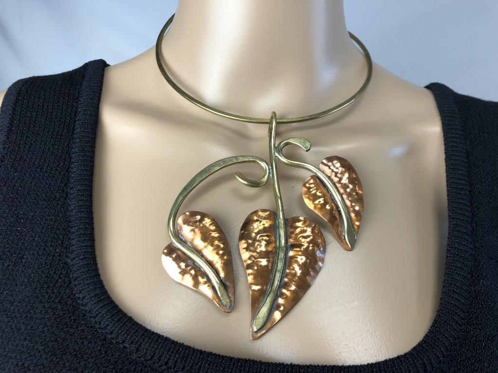 VTG GOLD CHOKER W/GOLD & COPPER LEAF PENDANT 8.5": VTG GOLD CHOKER W/GOLD & COPPER LEAF PENDANT 8.5" - 8.5" LONG, 5" DIAMETER- PENDANT IS 4.5" LONG- GOOD VINTAGE CONDITION