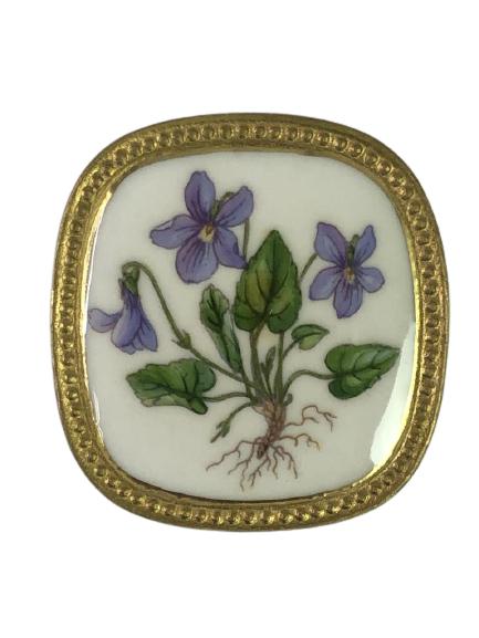 VINTAGE 925S SILVER & ENAMEL PURPLE LILY BROOCH 2": VINTAGE 925S SILVER & ENAMEL PURPLE LILY BROOCH 2"- SCANDINAVIAN 92.5% SILVER- WHITE ENAMEL WITH PURPLE LILIES- SETTING IS GOLD COLOR- MADE IN DENMARK- VERY GOOD VINTAGE CONDITION