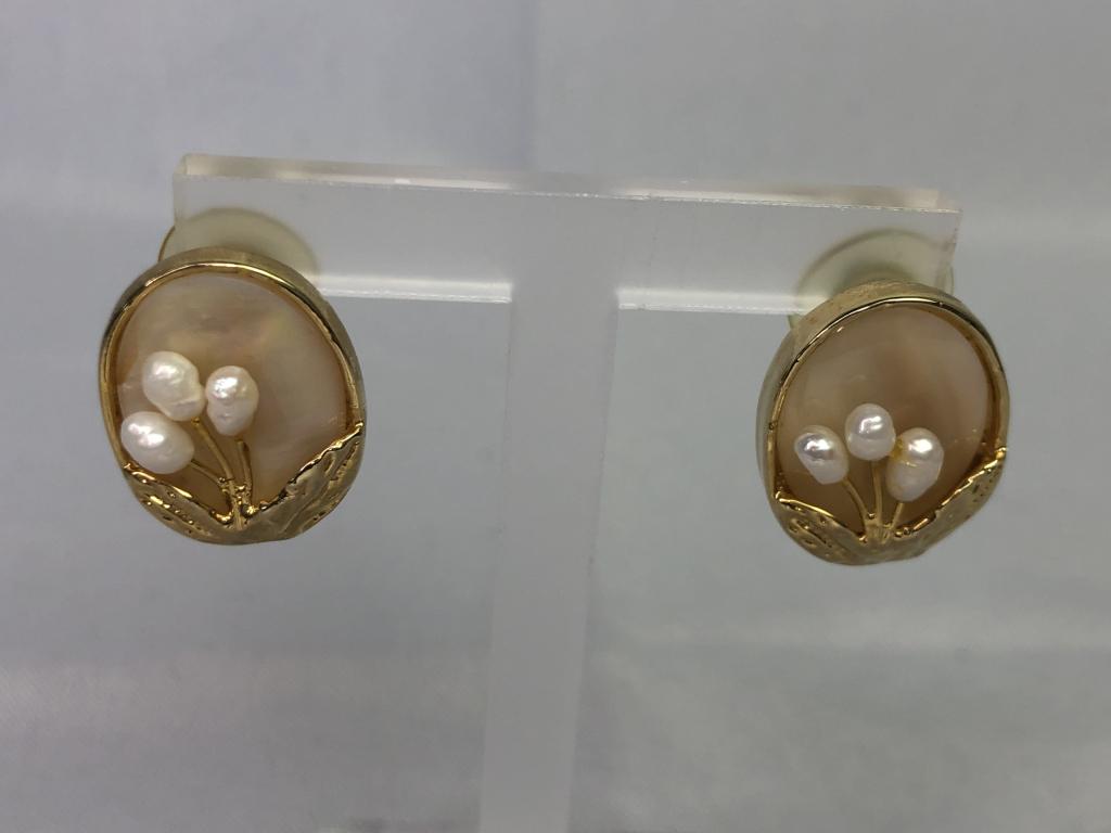 VINTAGE GOLD & PEARL OVAL PIERCED EARRINGS 1": VINTAGE GOLD & PEARL OVAL PIERCED EARRINGS 1" - LEAF DESIGN WITH WHITE STONE & FRESH WATER PEARLS- GOOD VINTAGE CONDITION