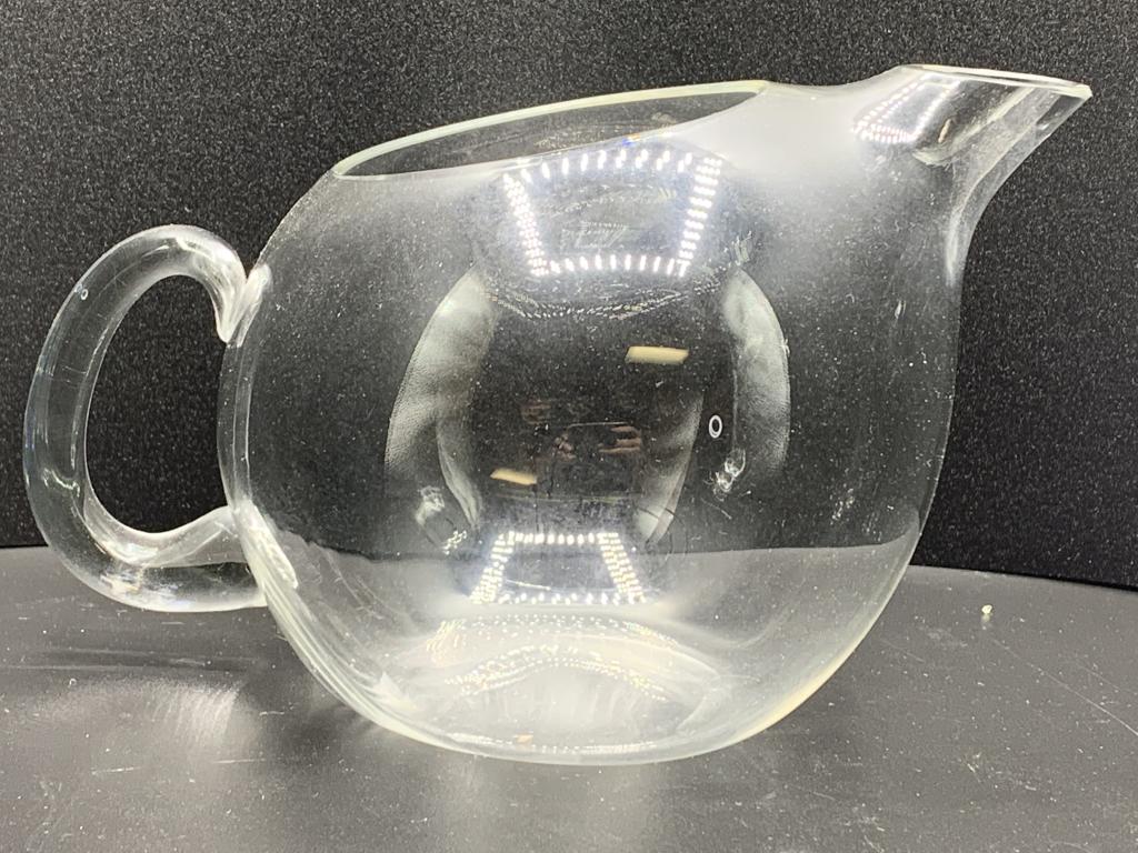 VTG MODERN ART GLASS CLEAR CRYSTAL PITCHER 8": VTG MODERN ART GLASS STEUBEN STYLE CLEAR CRYSTAL PITCHER COLLECTIBLE CRISTAL COLLECTOR BARWARE KITCHEN DINING ROOM DECORATIVE CRAFT COCKTAILS MIXOLOGY MIXOLOGIST BLOWN GLASS -6" X 8" APPROX-VERY GOOD