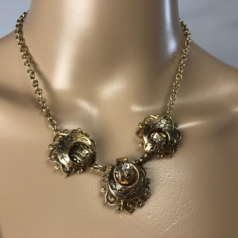 VTG GOLD CHOKER WITH THREE FLOWER PENDANTS 16": VTG GOLD CHOKER WITH THREE FLOWER PENDANTS 16" LUXURY COSTUME JEWELRY JEWELS GOLD SILVER SAFETY CLASP WITH FLOWER DESIGNVERY GOOD VINTAGE CONDITION