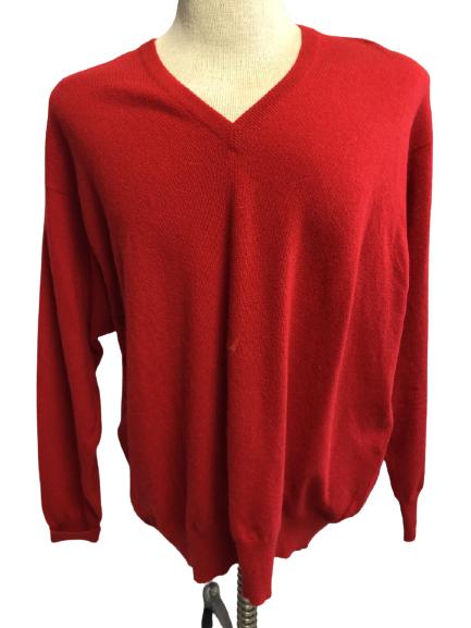 MAUS & HOFFMAN 100% CASHMERE SWEATER SIZE LARGE: MAUS & HOFFMAN 100% CASHMERE SWEATER SIZE LARGE -GOOD CONDITION, SMALL MARK ON FRONT, SEE IMAGES-CC123120