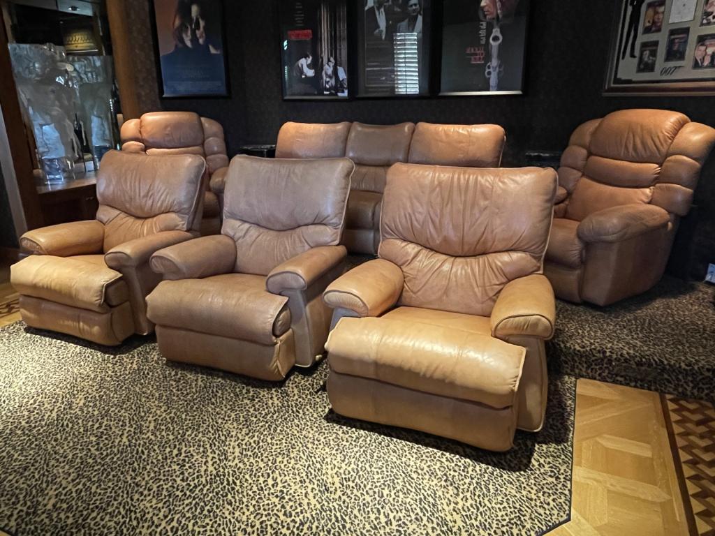 SET OF LA-Z-BOY LEATHER  THEATER ROOM CHAIRS (1 of 2)