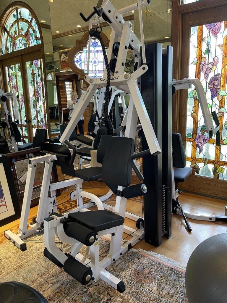 BODY SOLID WORKOUT MACHINE (1 of 2)