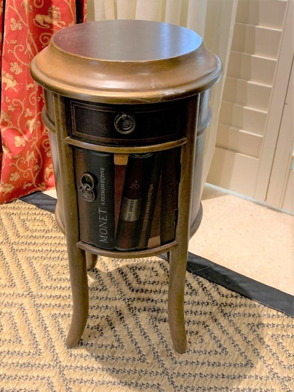 MAITLAND SMITH STYLE ROUND END TABLE CABINET 24" (1 of 3)