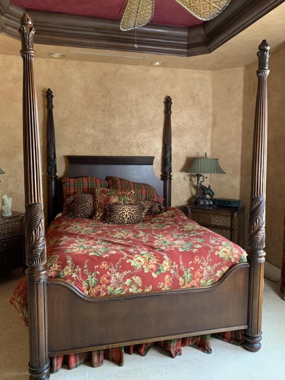 VTG 4 POST CARVED WOOD KINGSIZE COMPLETE BED 64" (1 of 5)