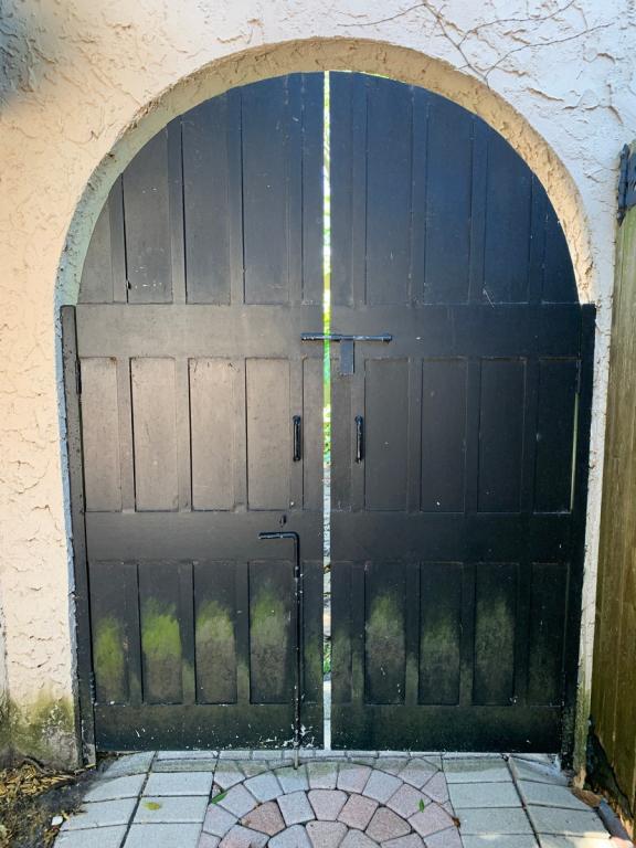 RUSTIC BLACK STEEL ROUND TOP PRIVACY GATE 59.5" (1 of 4)