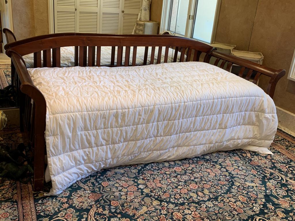 VINTAGE TRADITIONAL WOOD TWIN DAYBED WITH TRENDLE (1 of 4)