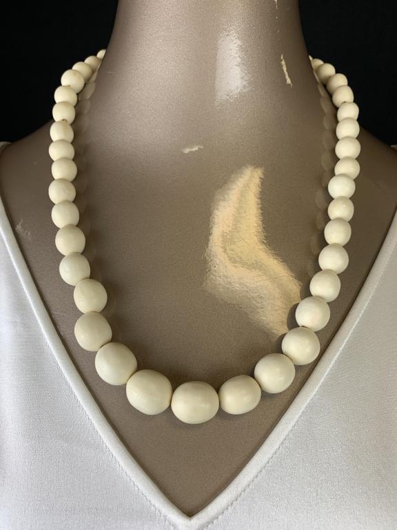LAGERFELD / TIZIANI GRADUATED WHITE BEAD NECKLACE: RARE VINTAGE LAGERFELD / TIZIANI 1960'S COLLECTIBLE WHITE COMPOSITE GRADUATED BEAD NECKLACE - 8" HANG 22" APPROX OPEN- VERY GOOD CONDITION CONSISTENT WITH AGE-DP41421 *THE FOLLOWING LOTS ARE FINE EXAM