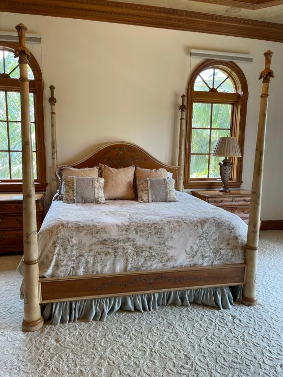 COUNTRY CHIC KING SIZE BEDDING AND PILLOWS (1 of 4)