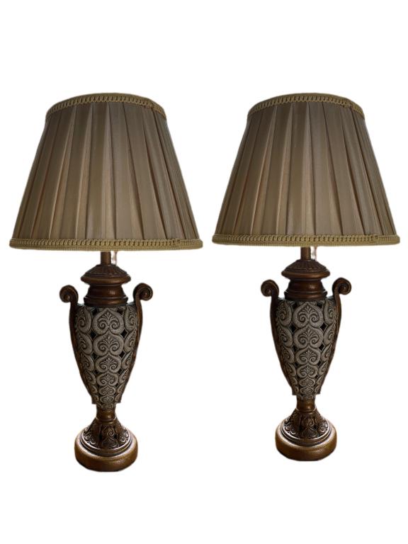 VTG  PAIR OF REGENCY STYLE TABLE LAMPS (1 of 4)