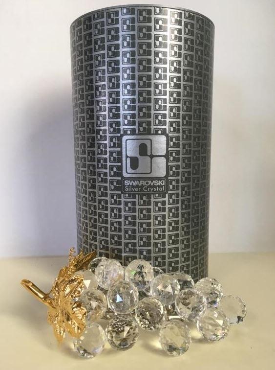 VINTAGE SWAROVSKI CRYSTAL GRAPES IN ORIGINAL BOX: VINTAGE SWAROVSKI CRYSTAL GRAPES IN ORIGINAL BOX | COLLECTIBLE ART GLASS COLLECTOR CRISTAL-VERY GOOD CONDITION-COMES WITH ORIGINAL BOX-6" LONG x 3" WIDE x 2" TALL-CC122820Estimate: 40.00 - 75.00 USD