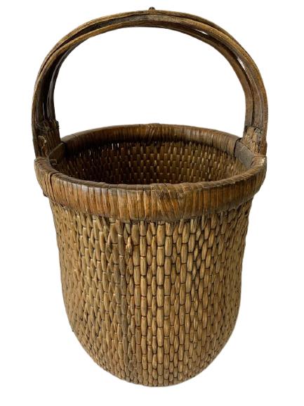 VINTAGE DECORATIVE WICKER WOVEN BASKET 22" (1 of 4)