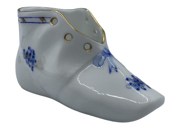 VTG HEREND HUNGARY PORCELAIN BABY SHOE 4": VINTAGE HEREND HUNGARY NEW MOTHER FIRST BABY SHOE IN BLUE AND WHITE WITH GOLD DETAIL EDGE HANDPAINTED PORCELAIN FIGURINE STATUE | COLLECTIBLE ART GLASS PORCELAIN BONE CHINA IMPORT EXPORT COLLECTOR HOM