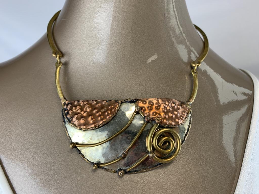 VINTAGE MIXED METAL CHOKER W/ABSTRACT PENDANT 8" (1 of 3)