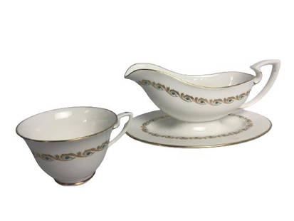 GRAVY BOAT & TRAY BONUS CUP ROYAL WORCESTER BAGUET: GRAVY BOAT & TRAY (BONUS CUP) ROYAL WORCESTER BAGUETTE-BONE CHINA MADE IN ENGLAND-USED IN GOOD CONDITION (SOME BLEMISHES)-NO CASEHS514