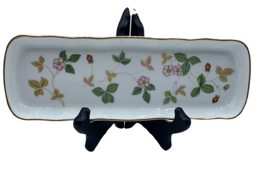 WEDGWOOD "WILD STRAWBERRY" PLATE: WEDGWOOD "WILD STRAWBERRY" PLATE