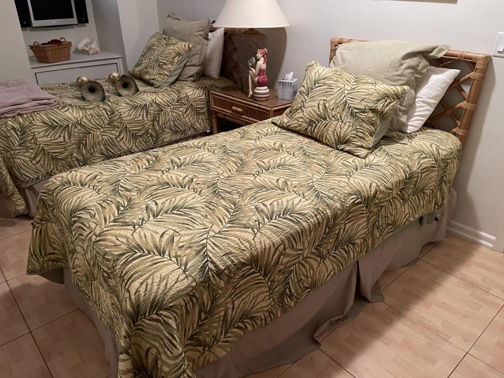 TROPICAL PALM TREE MOTIF TWIN BEDDING (1 of 2)