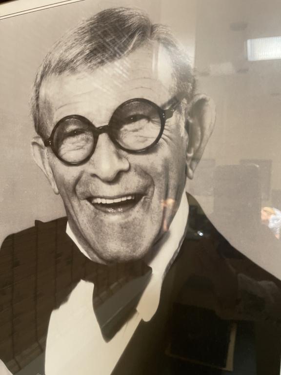 GEORGE BURNS SIGNED PHOTOGRAPH POSTER (1 of 2)