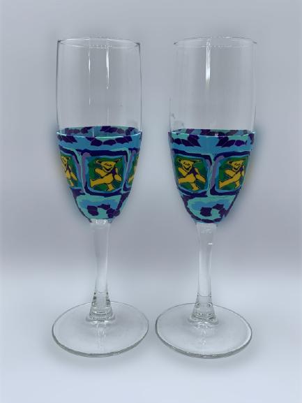 UNIQUE GLASS CHAMPAGNE FLUTES W/BEAR DECAL SET/2: UNIQUE GLASS CHAMPAGNE FLUTES W/BEAR DECAL SET/2 - 8" HIGH X 2" DIAMETER- COLORFUL DECAL COATING ON BOWL- VERY GOOD CONDITIONCOLLECTIBLE HOME DECOR; LUXURY SERVEWARE; ENTERTAINING; BARWARE & DRINKWARE
