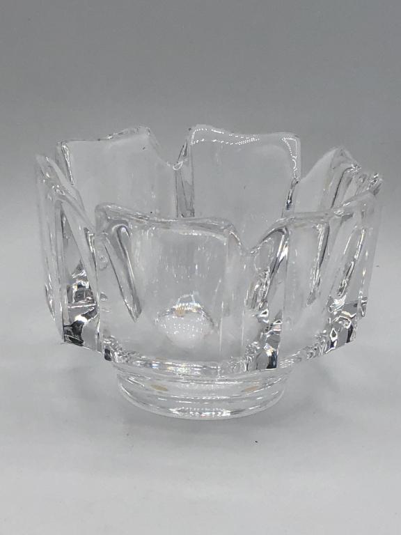 VINTAGE ORREFORS CRYSAL BOWL 4.5" DIAMETER: VINTAGE ORREFORS GLASS BOWL 4.5" DIAMETER - 4.5" DIAMETER X 3" HIGH- MODERN SWEDISH DESIGN- ETCHED MAKERS MARK- GOOD CONDITION- NO CHIPS OR CRACKS