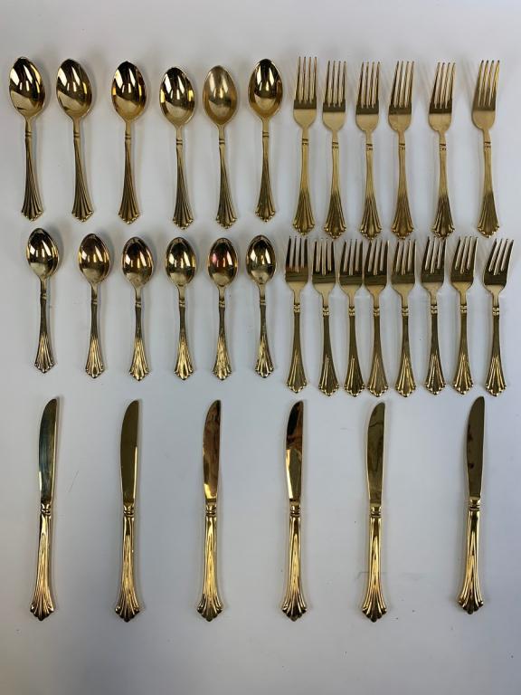 32 PIECE ROGERS & SON "ROYAL PLUME" SILVERWAR SET (1 of 5)