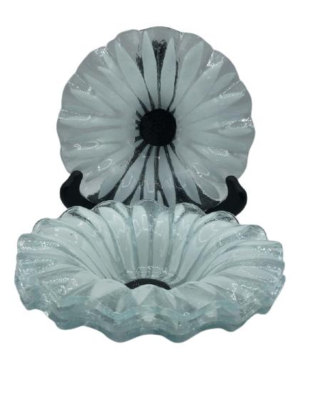 VINTAGE WHITE & BLACK GLASS DAISY BOWLS 7": VINTAGE WHITE & BLACK GLASS DAISY BOWLS 7" - 7" DIAMETER BY 1.5" HIGH- SIGNED BY THE ARTIST- SCALLOPED EDGES- VERY GOOD CONDITIONCOLLECTIBLE HOME DECOR; COLLECTIBLE GLASS; SERVEWARE; ENTERTAININGBC061