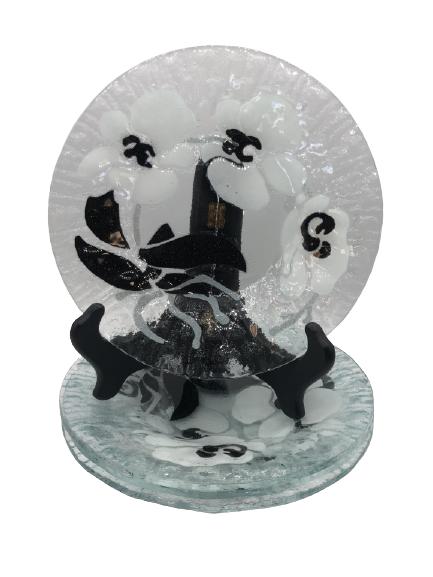 VTG WHITE & BLACK GLASS DAISY PLATES 9" DIAMETER (1 of 3)
