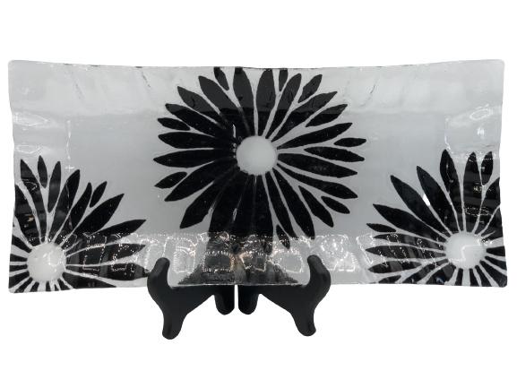 VTG BLACK & WHITE RECTANGULAR FLOWER TRAY 15.5": VTG BLACK & WHITE RECTANGULAR FLOWER TRAY 15.5" - 15.5" X 7" X 1"- SCALLOPED EDGES- SIGNED BY THE ARTIST- VERY GOOD CONDITIONCOLLECTIBLE HOME DECOR; COLLECTIBLE GLASS; SERVEWARE; ENTERTAININGBC061121