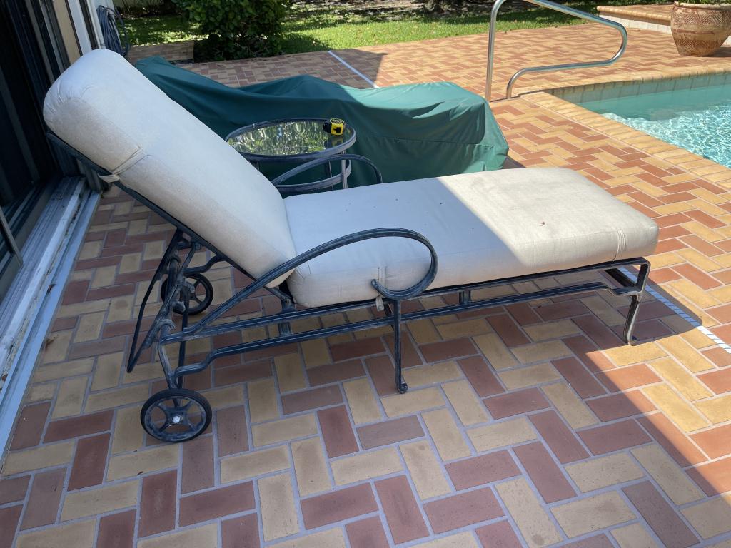 VINTAGE ROLLING CHAISE LOUNGE (1 of 3)