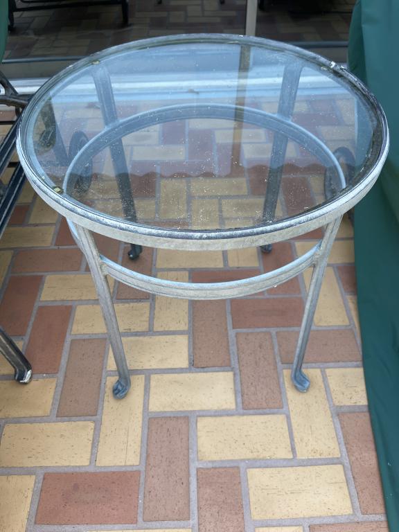 22" ROUND PATIO TABLE: 22" ROUND PATIO TABLE -MUST BE PICKED UP BY APPOINTMENT IN LANTANA, FL. FRIDAY JUNE 25- SATURDAY 26 WITH 24 HRS CONFIRMED NOTICE-ANY ITEMS NOT PICKED UP AT THAT TIME WILL INCUR A $50 PER ITEM PICK FEE