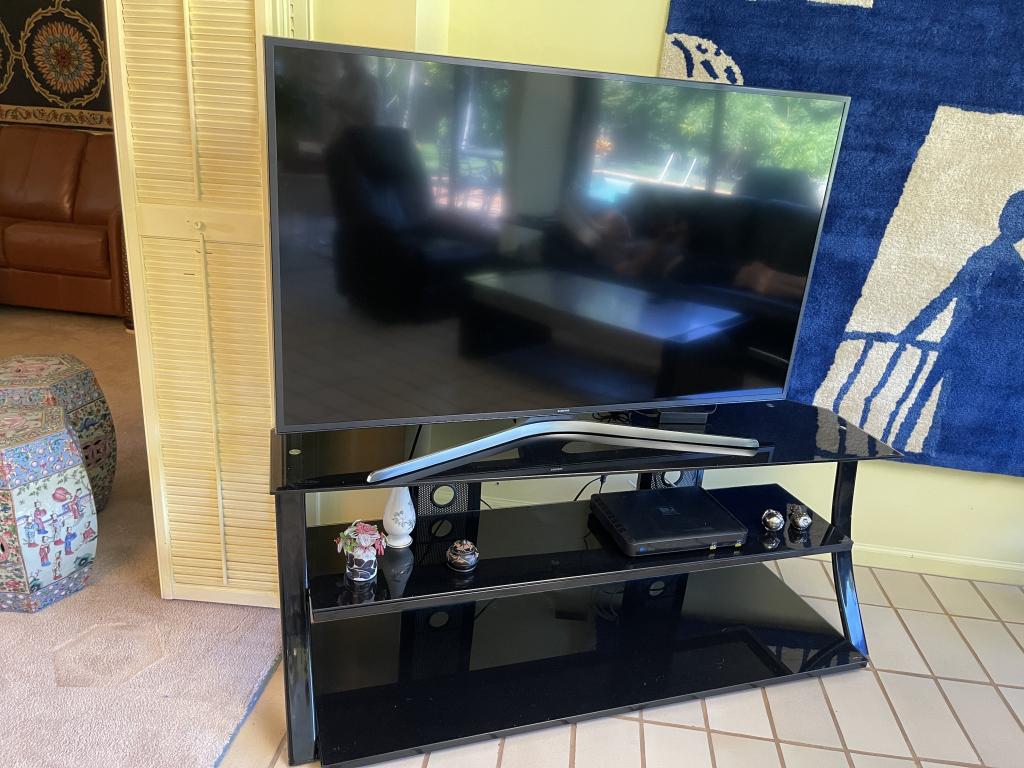 SAMSUNG 58" FLATSCREEN TV (1 of 3)